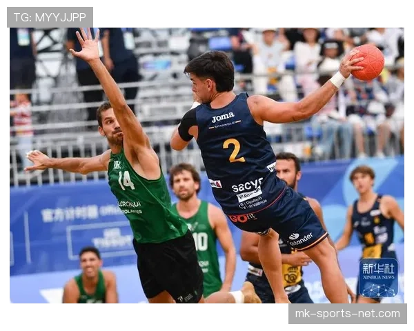 沙滩足球规则中为何允许手部触球却不算手球犯规