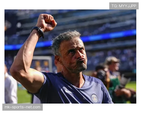 克鲁伊夫边路传中压制对手防线加速本赛季欧冠角色转变